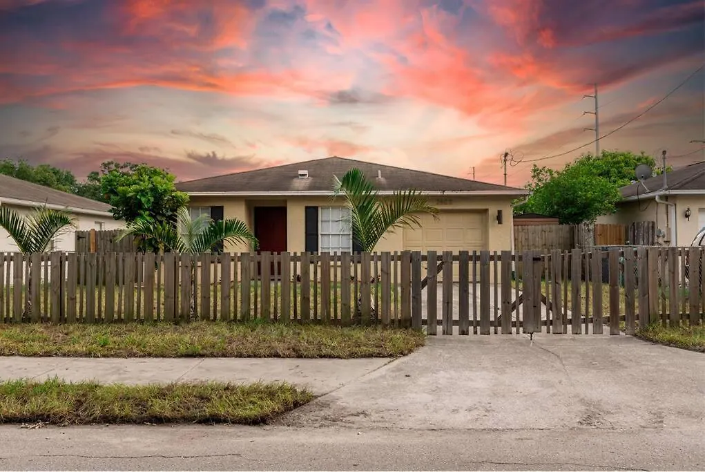 Дом отдыха Upscale Ybor House With Outdoor Living Space Тампа